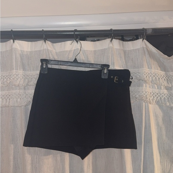 Zara Black Mini Skort with Buckle Detail - Picture 2 of 3